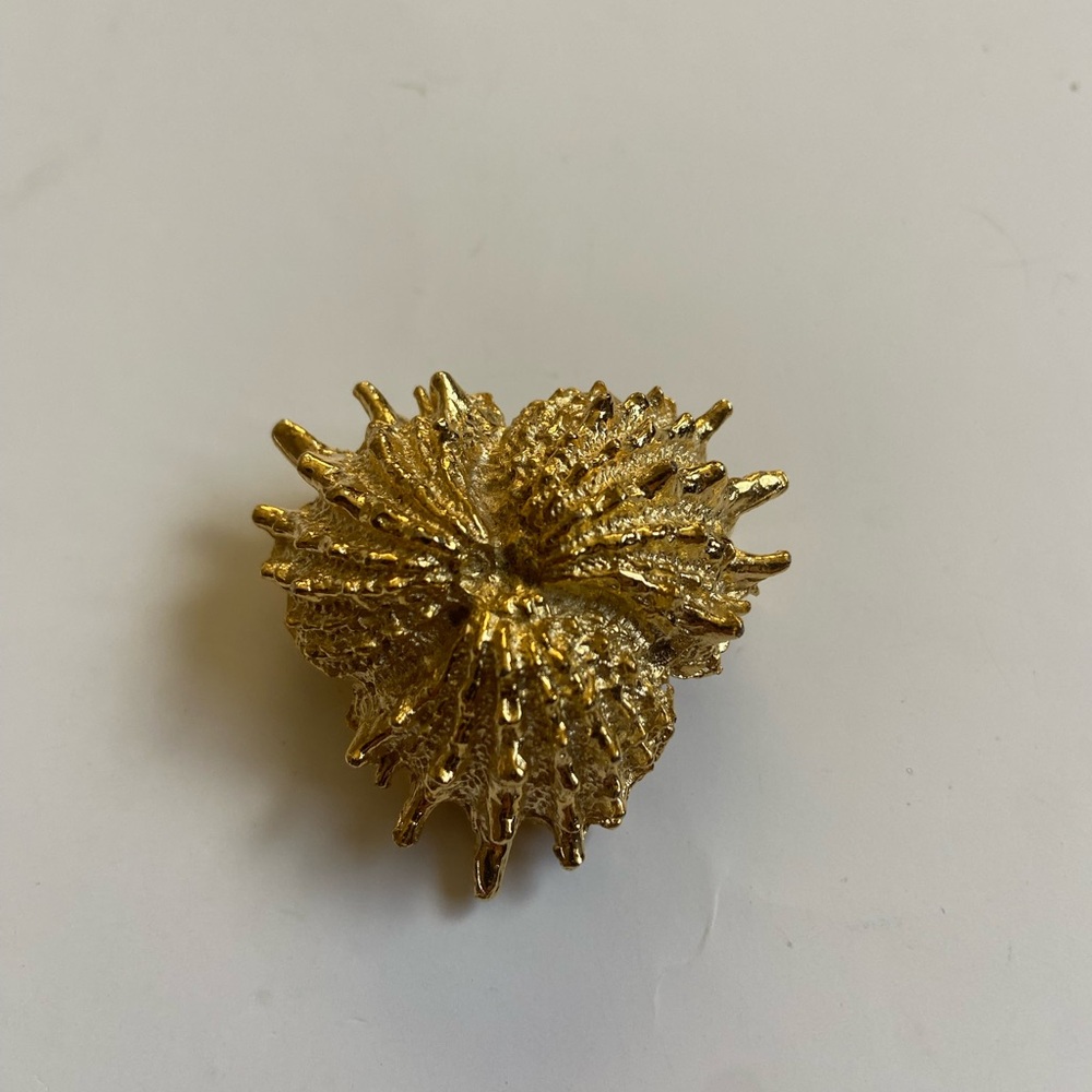 Gold brooch floral design